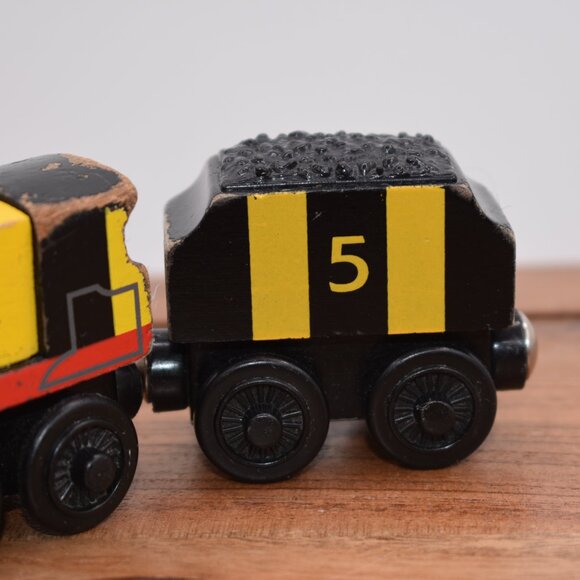 Busy As a Bee James and Tender Thomas & Friends Wooden Railway Engine 2003 Train - Picture 7 of 11